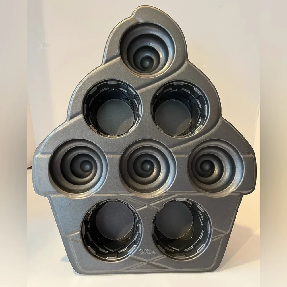 Wilton Cupcake Baking Pan Mold, 3D, 8 Cavity